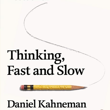 כיסוי הספר "Thinking, Fast and Slow" מאת דניאל כהנמן עם עיפרון.